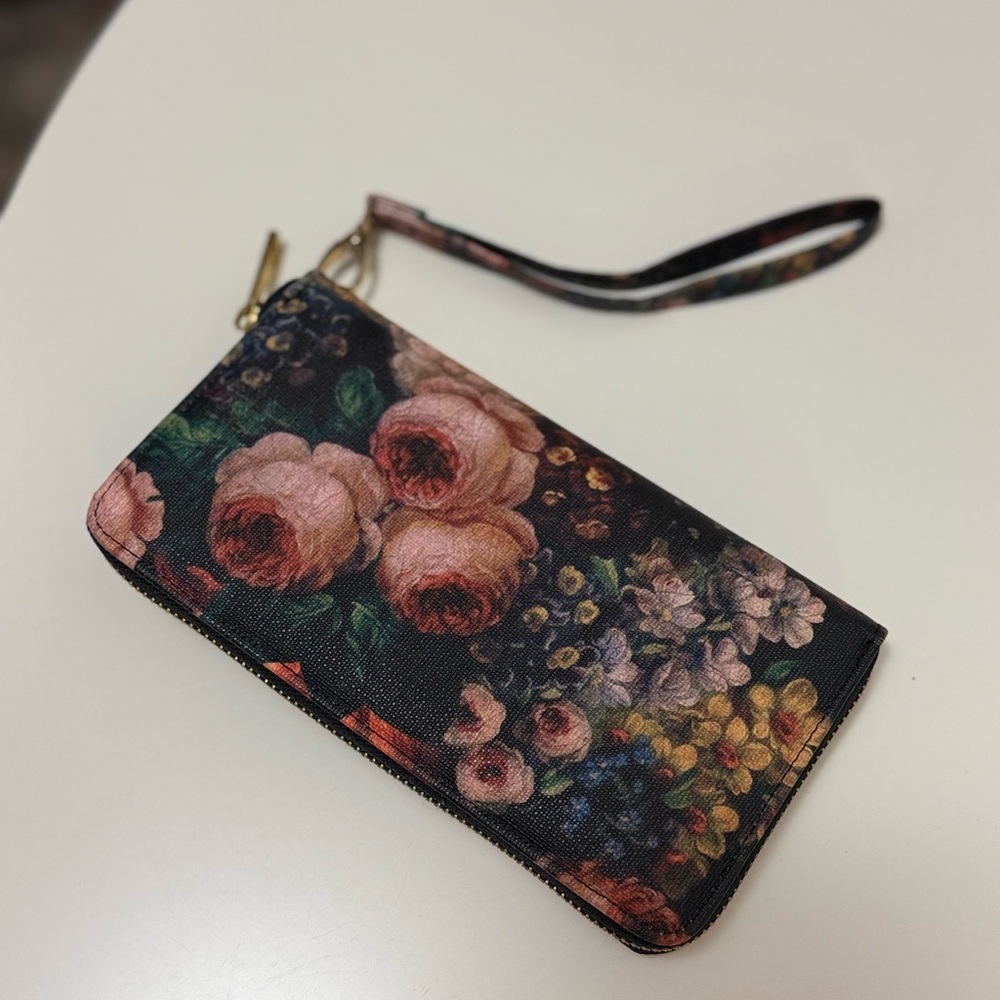 NWOT Beautiful Floral Wristlet Clutch
